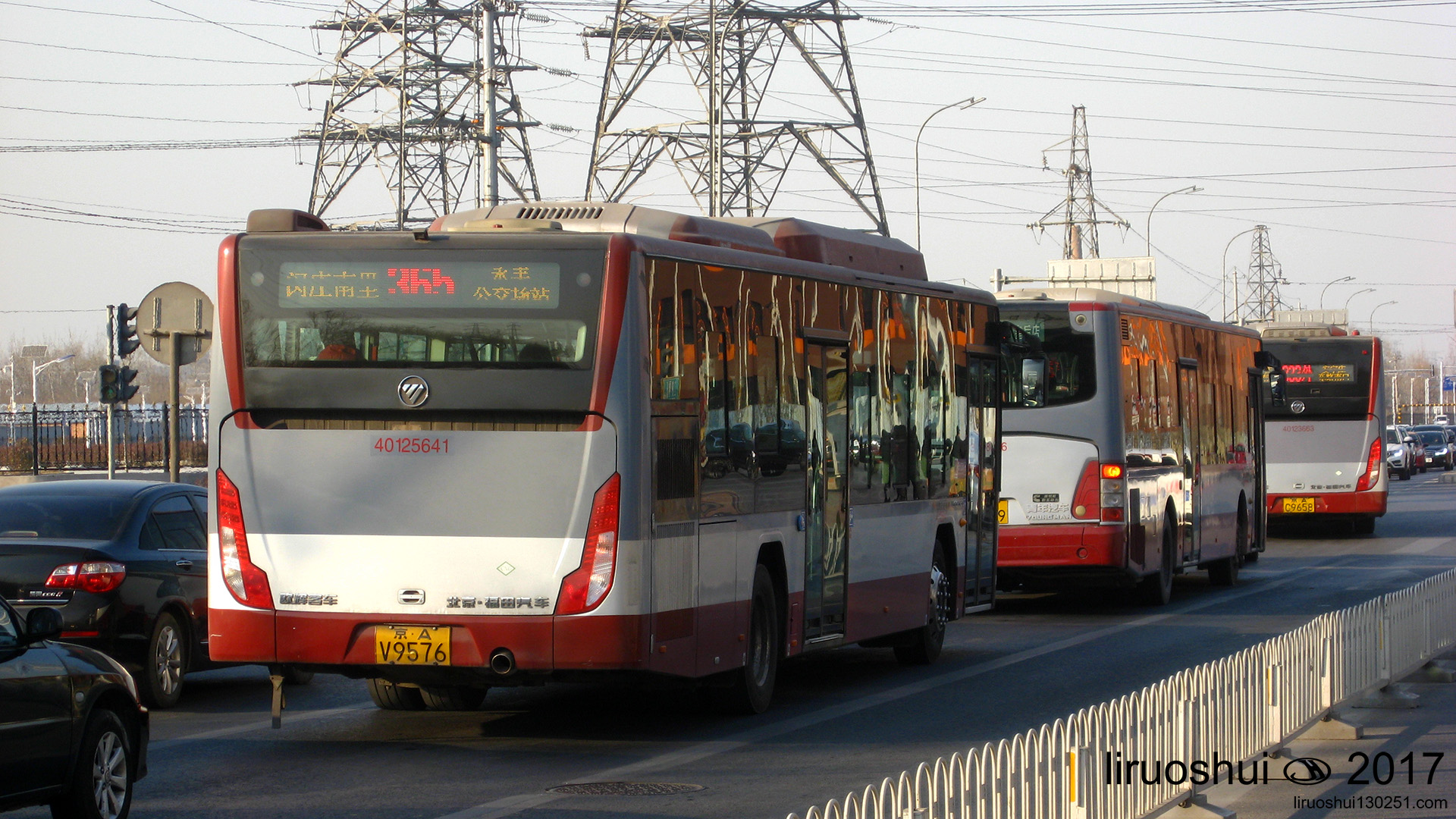 BJ6123C7BTD-1,BJ6123C7C4D 由近及远分别为365路bj6123c7btd-1/447路jnp6120gv1/333路环线bj